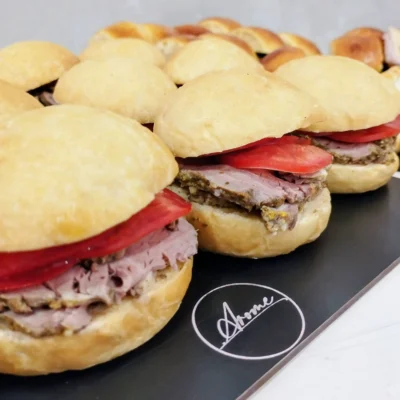 12 Sándwiches de Lomo Braseado